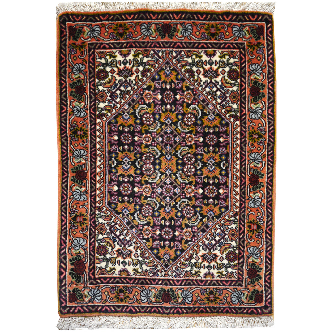 Perserteppich Bidjar Tekab, 70 × 50 cm, Sechseck-Medaillon auf fast schwarzem Herati-Feld mit Elfenbein-Eckzwickeln und Terrakottabordüre — Draufsicht