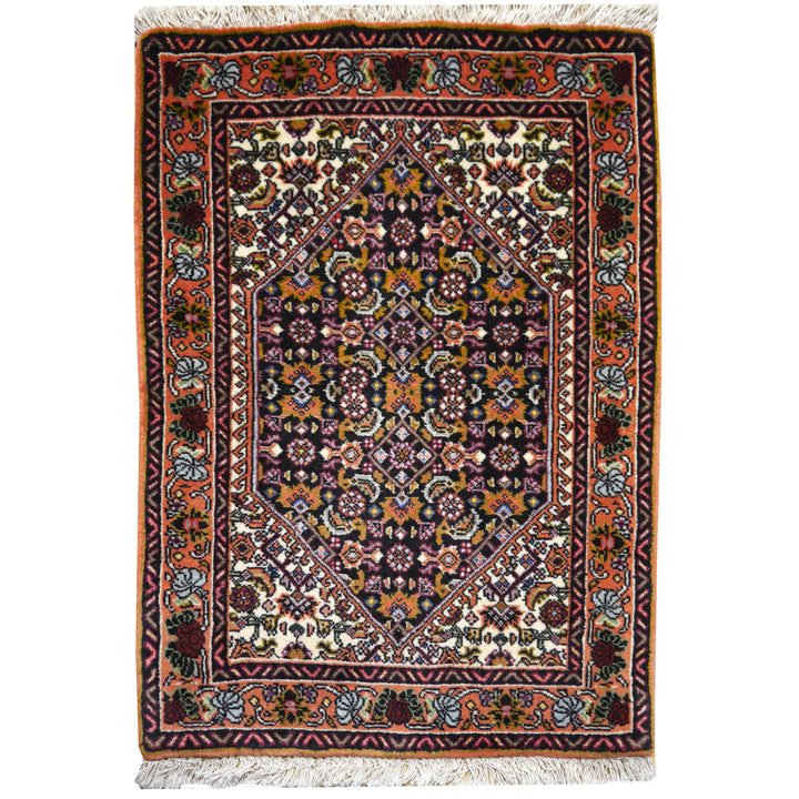 Perserteppich Bidjar Tekab, 70 × 50 cm, Sechseck-Medaillon auf fast schwarzem Herati-Feld mit Elfenbein-Eckzwickeln und Terrakottabordüre — Draufsicht
