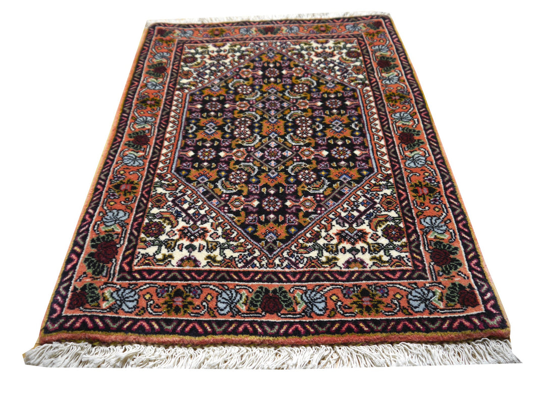 Schrägansicht des Bidjar Tekab Teppichs, 70 × 50 cm, mit Medaillon, Elfenbein-Eckzwickeln und mehrbändriger Bordüre