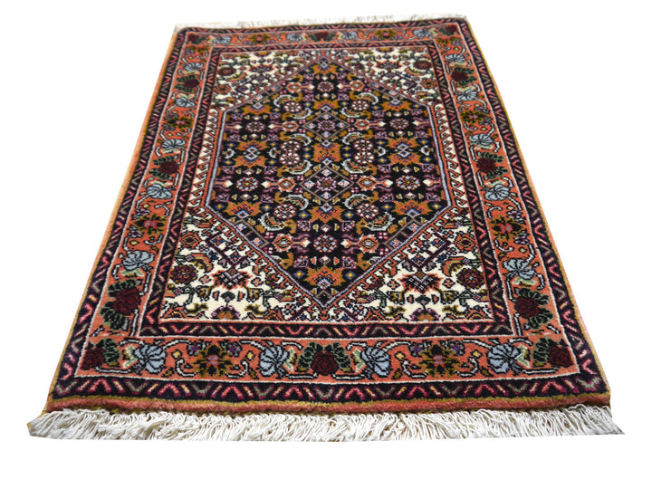 Schrägansicht des Bidjar Tekab Teppichs, 70 × 50 cm, mit Medaillon, Elfenbein-Eckzwickeln und mehrbändriger Bordüre