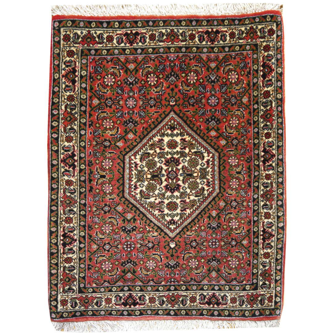 Perserteppich Bidjar Tekab, 68 × 48 cm, Elfenbein-Sechseckmedaillon auf rotem Herati-Feld mit breiter Elfenbein-Palmettenbordüre — Gesamtansicht