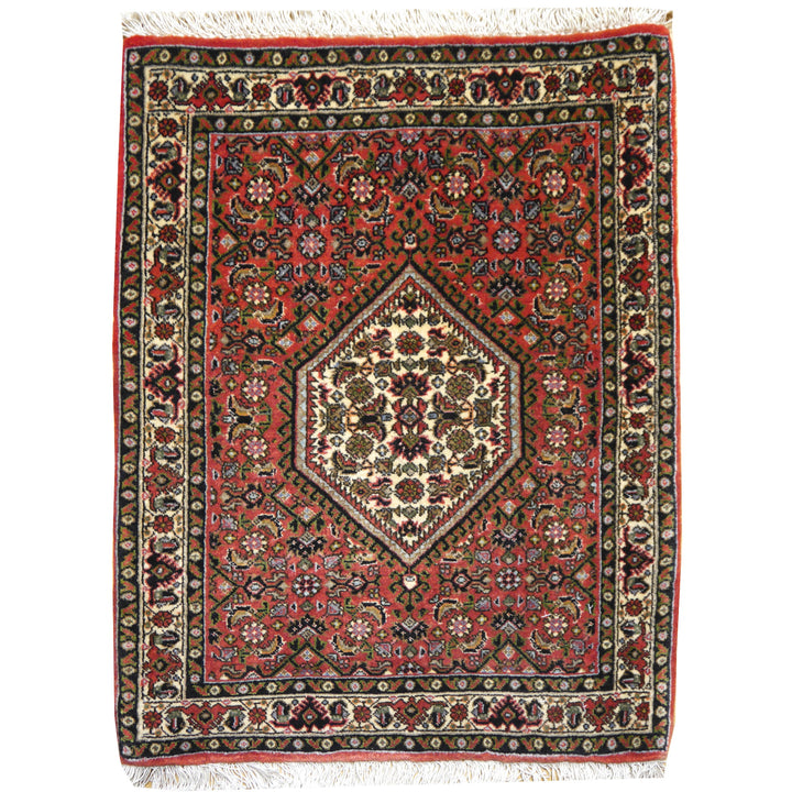 Perserteppich Bidjar Tekab, 68 × 48 cm, Elfenbein-Sechseckmedaillon auf rotem Herati-Feld mit breiter Elfenbein-Palmettenbordüre — Gesamtansicht