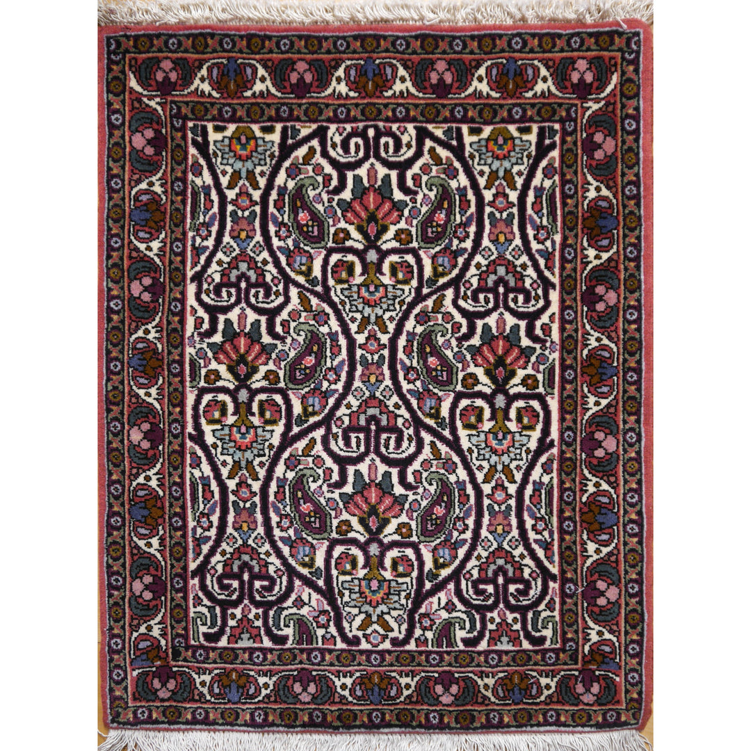 Perserteppich Bidjar Tekab, 70 × 55 cm, Aubergine-Arabeske mit Boteh auf Elfenbeinfeld, lachsrote Bordüre — Gesamtansicht