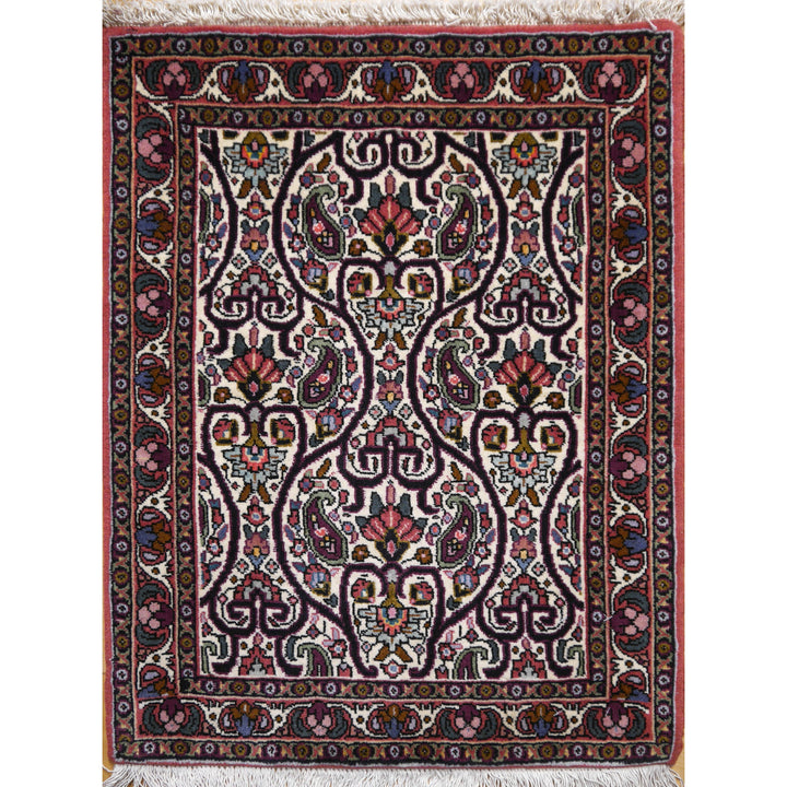 Perserteppich Bidjar Tekab, 70 × 55 cm, Aubergine-Arabeske mit Boteh auf Elfenbeinfeld, lachsrote Bordüre — Gesamtansicht
