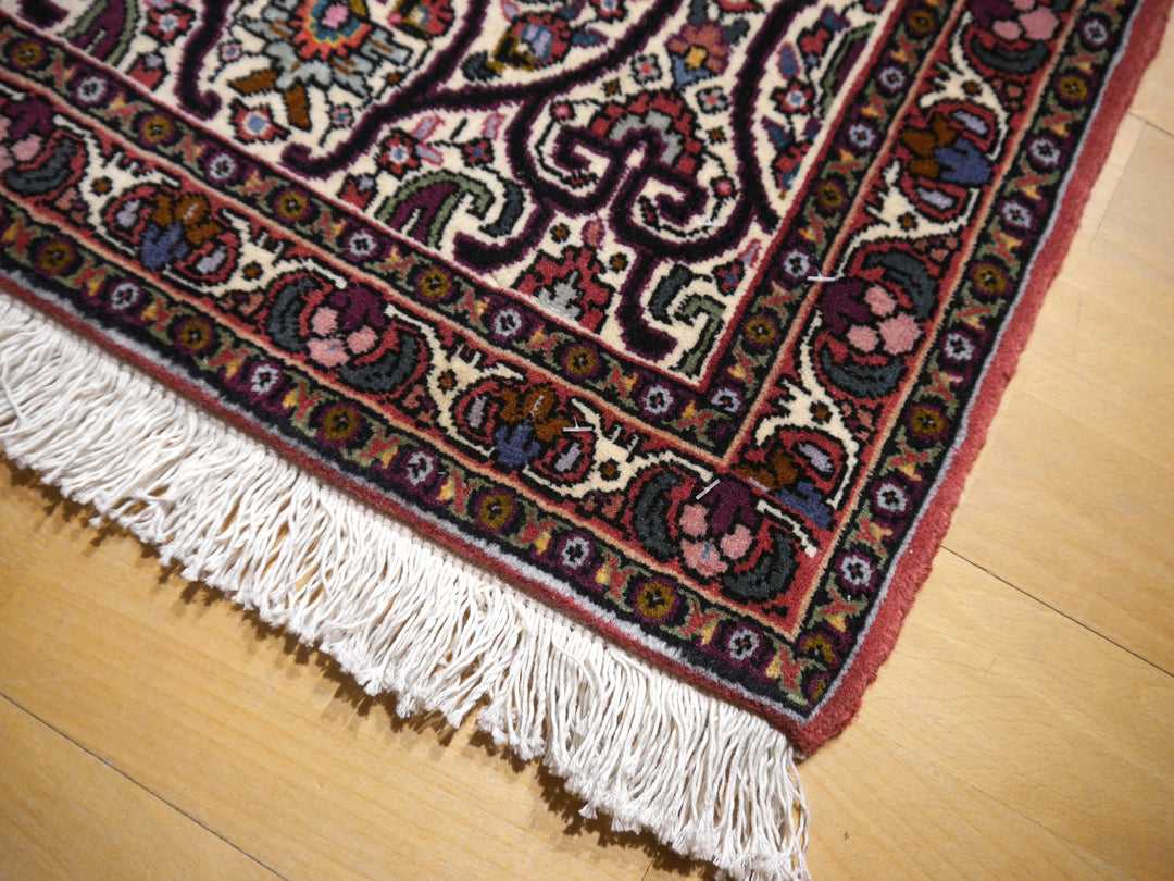 Bordürendetail des Bidjar Tekab mit lachsroter Hauptbordüre, Leitstreifen und flach gearbeiteter Fransenkante