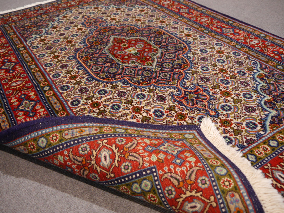 Moud Birdjand mit umgeschlagener Ecke — flacher 8-mm-Flor, feine Baumwollkette und flach gearbeitete Fransenkante