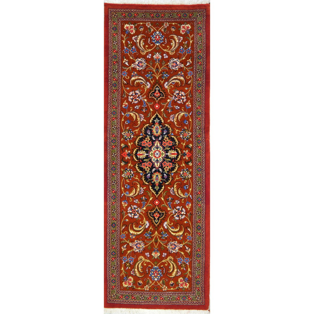 Perserteppich Ghom Läufer, 140 × 49 cm, dunkelblaues Zentralmedaillon auf rostrotem Feld mit Blütenranken, olivgrüne Bordüre — Gesamtansicht