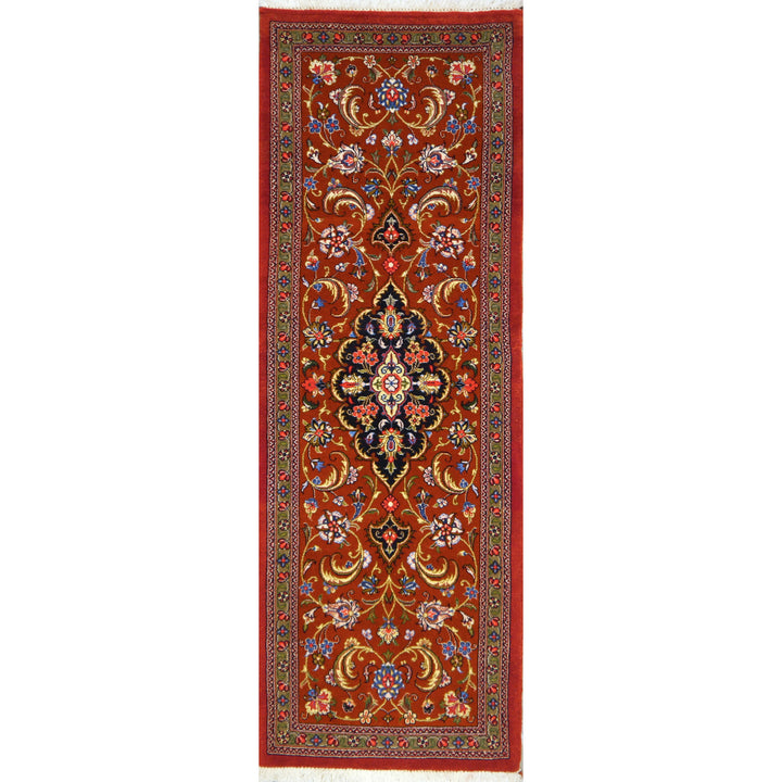 Perserteppich Ghom Läufer, 140 × 49 cm, dunkelblaues Zentralmedaillon auf rostrotem Feld mit Blütenranken, olivgrüne Bordüre — Gesamtansicht