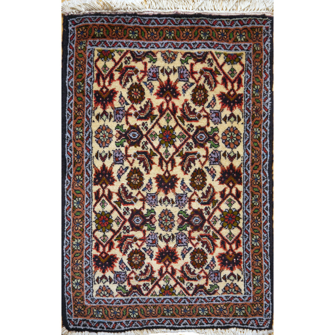 Perserteppich Bidjar, 63 × 42 cm, durchgehendes Gitter aus Rauten und Rosetten auf Elfenbeinfeld mit Terrakotta-Blumenbordüre — Gesamtansicht