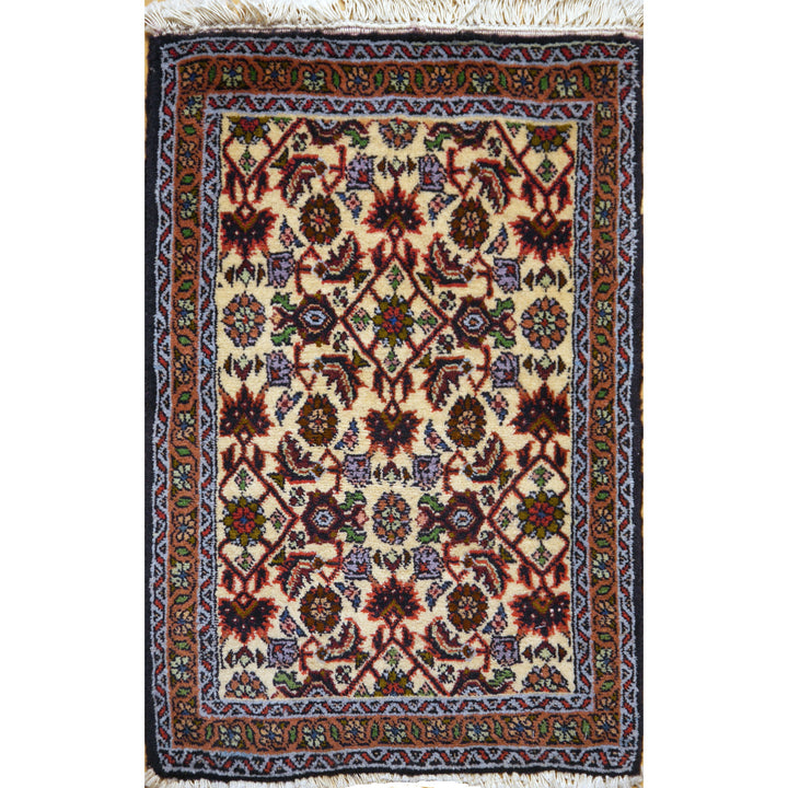 Perserteppich Bidjar, 63 × 42 cm, durchgehendes Gitter aus Rauten und Rosetten auf Elfenbeinfeld mit Terrakotta-Blumenbordüre — Gesamtansicht