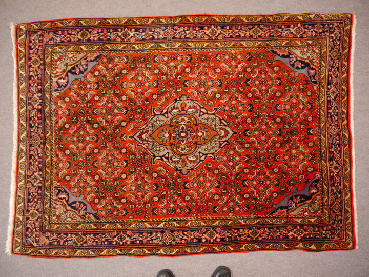 Vintage Bidjar auf grauem Boden mit marineblauer Hauptbordüre, Palmettenranke und breiten Goldocker-Bändern