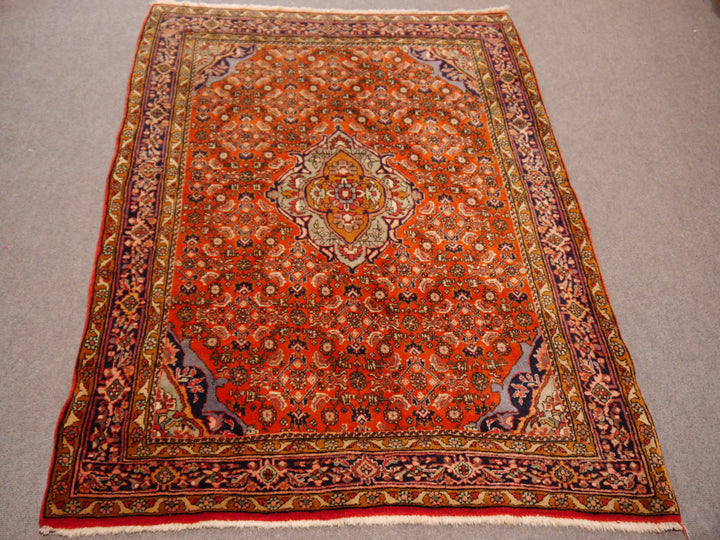 Nahaufnahme des Vintage-Bidjar-Medaillons in Seladon und Goldocker mit rosé- und graufarbenem Kern