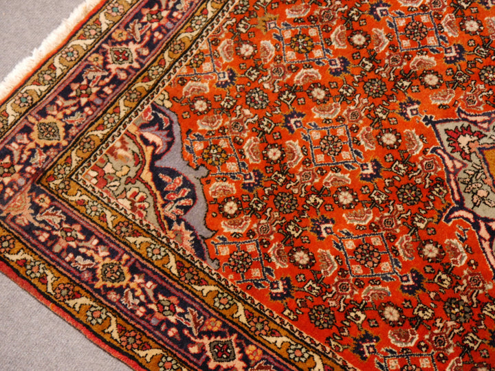 Bordürendetail des Vintage Bidjar — Palmettenranke auf tiefem Marineblau, gefasst von Elfenbein-Leitstreifen