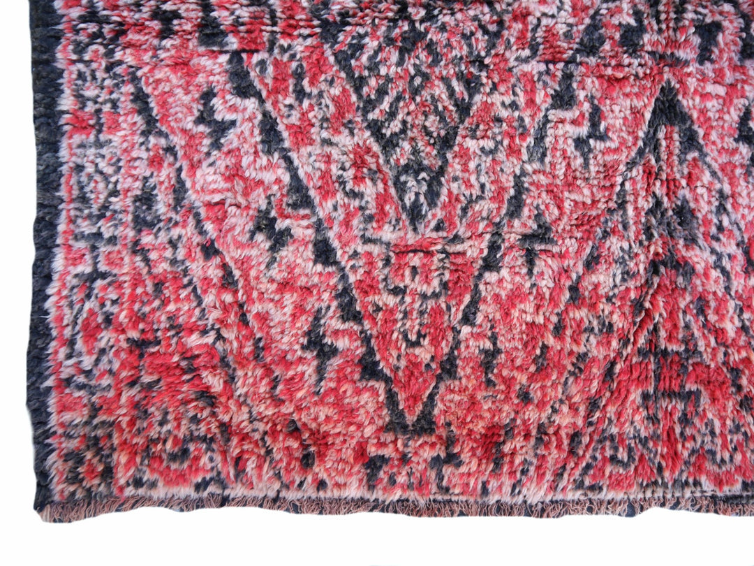 Beni MGuild rugs are typical tribal carpets with graphic motifs. Each piece is unique with motifs passed from mother to daughter over generations. Stock No. 15684.
You will love this beautiful large Oriental Moroccan room size area rug. The plush pile makes you walk like on clouds. It will be a great decorating object in a living room, dining room, bedroom, kids room, office or entry. No wonder that interior designers love these vintage Moroccan tribal Beni MGuild rugs.
