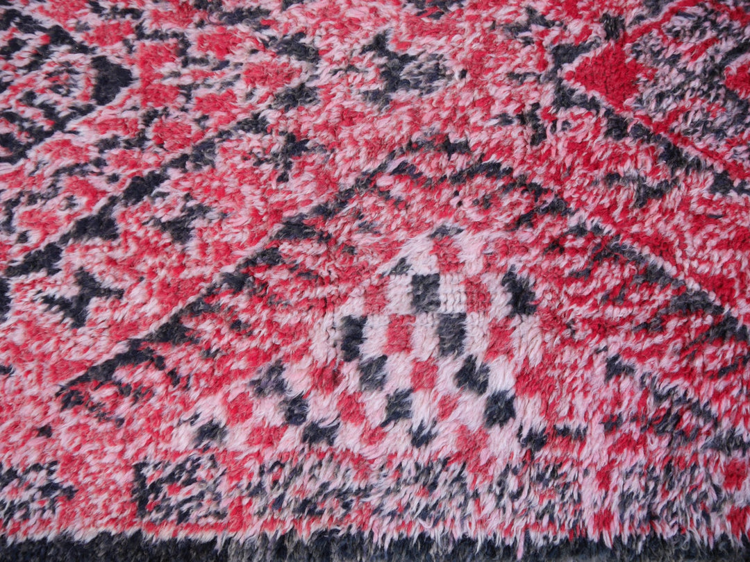 Beni MGuild rugs are typical tribal carpets with graphic motifs. Each piece is unique with motifs passed from mother to daughter over generations. Stock No. 15684.
You will love this beautiful large Oriental Moroccan room size area rug. The plush pile makes you walk like on clouds. It will be a great decorating object in a living room, dining room, bedroom, kids room, office or entry. No wonder that interior designers love these vintage Moroccan tribal Beni MGuild rugs.