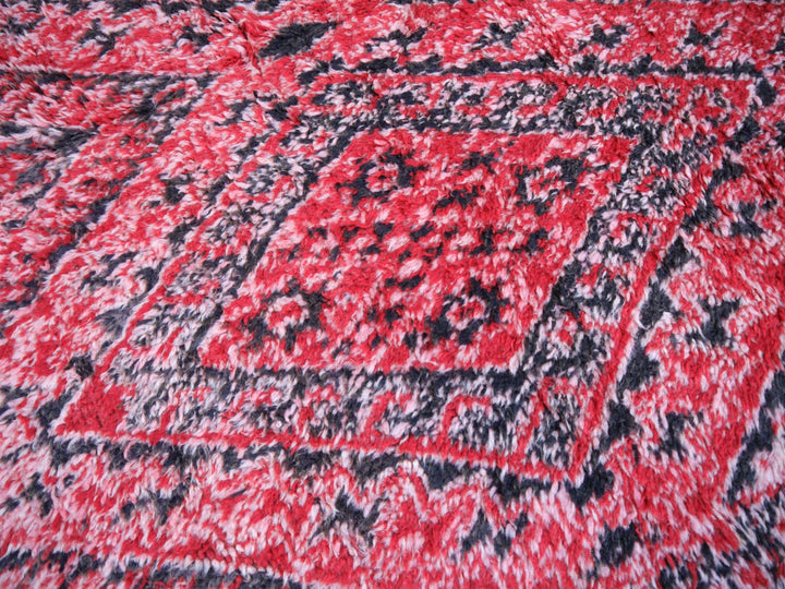 Beni MGuild rugs are typical tribal carpets with graphic motifs. Each piece is unique with motifs passed from mother to daughter over generations. Stock No. 15684.
You will love this beautiful large Oriental Moroccan room size area rug. The plush pile makes you walk like on clouds. It will be a great decorating object in a living room, dining room, bedroom, kids room, office or entry. No wonder that interior designers love these vintage Moroccan tribal Beni MGuild rugs.