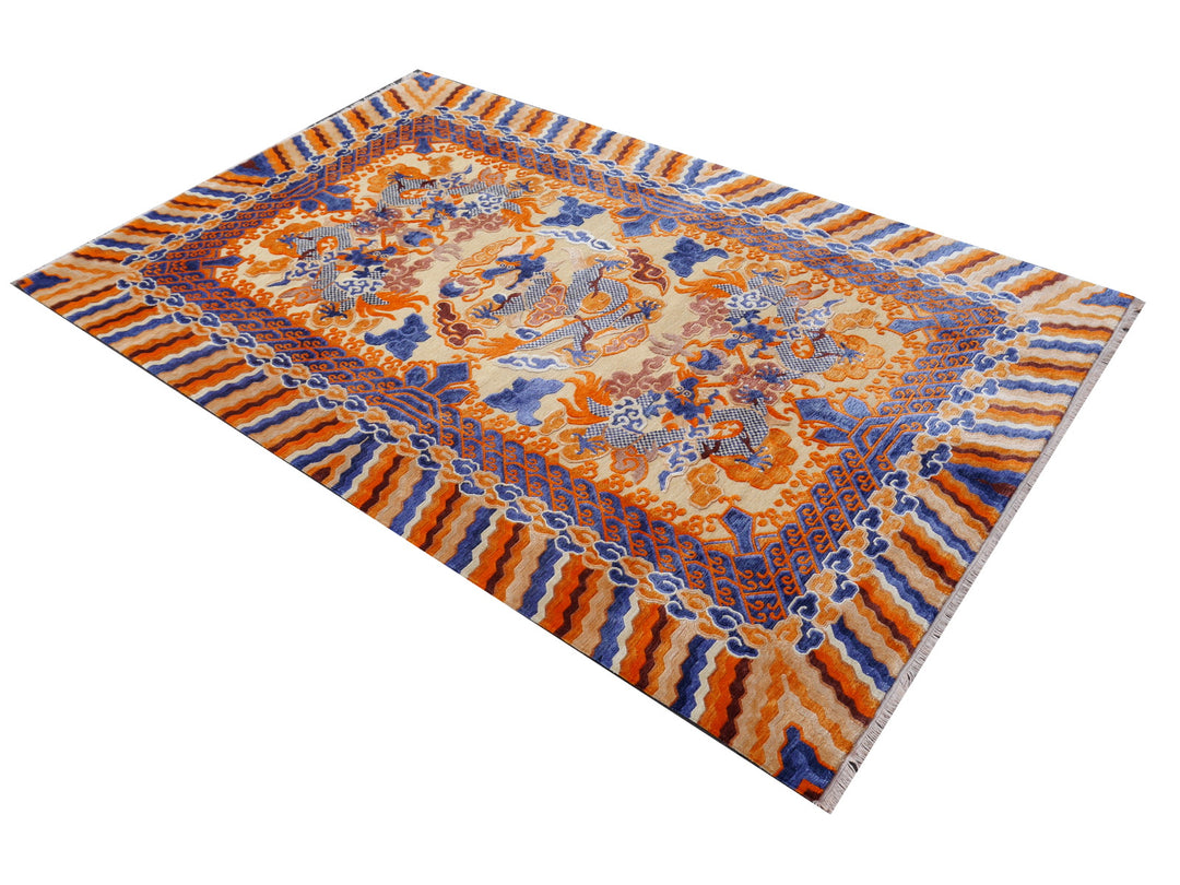 Tapis rectangulaire en soie aux couleurs vives, dans le style de la Chine impériale, avec un motif central de dragon en orange, bleu et beige, entouré de motifs symétriques complexes et de bordures ornées de motifs traditionnels chinois