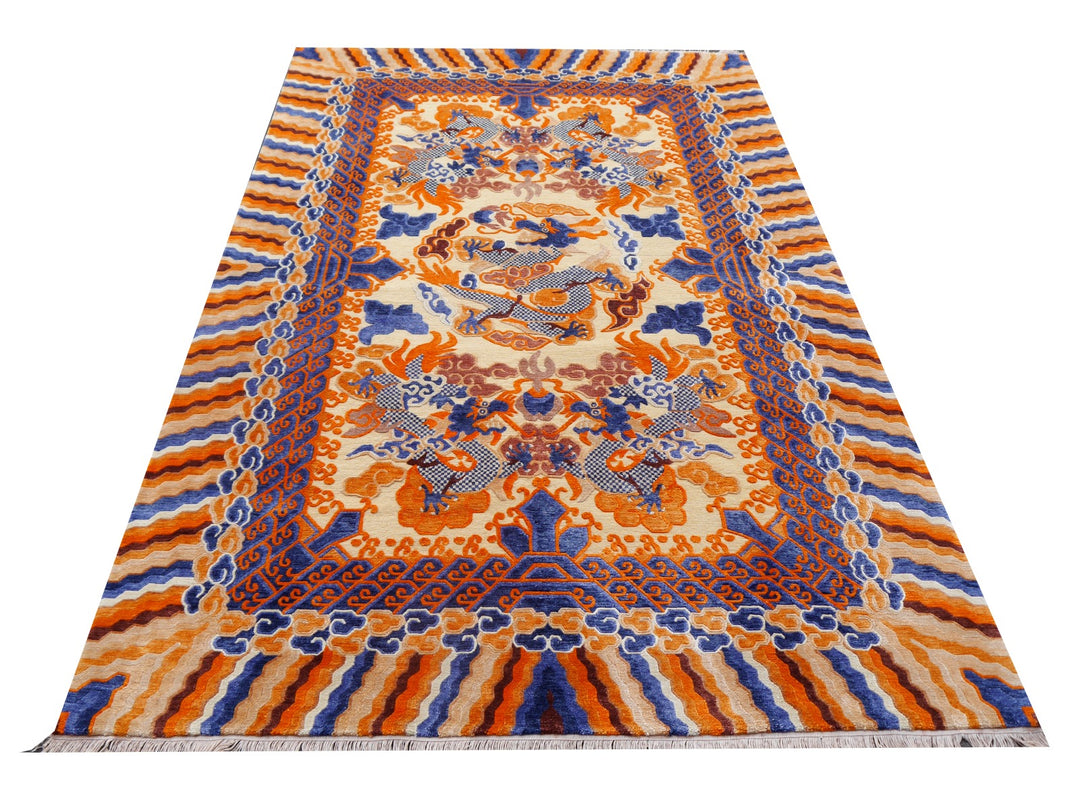 Rechteckiger, farbenfroher Seidenteppich im Stil des kaiserlichen China mit zentralem Drachenmotiv in Orange, Blau und Beige, umrahmt von komplexen, symmetrischen Mustern und Bordüren mit traditionellen chinesischen Ornamenten