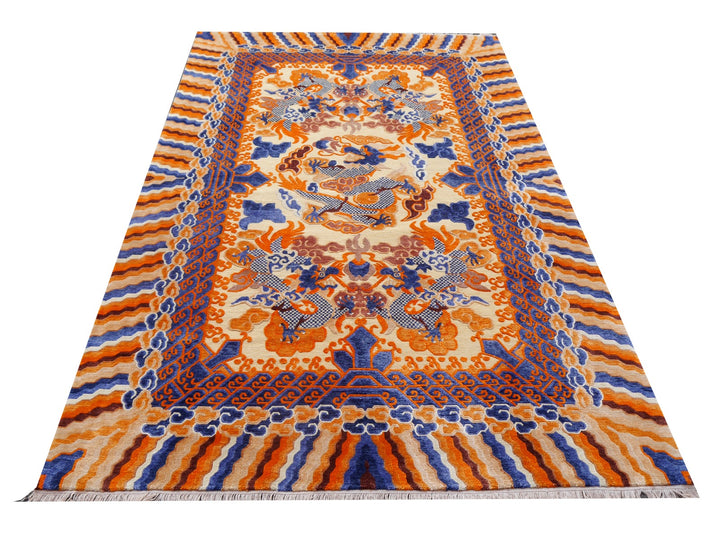 Rechteckiger, farbenfroher Seidenteppich im Stil des kaiserlichen China mit zentralem Drachenmotiv in Orange, Blau und Beige, umrahmt von komplexen, symmetrischen Mustern und Bordüren mit traditionellen chinesischen Ornamenten