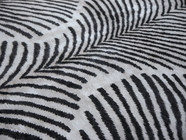 Feather-shaped bundles meeting along the vertical seams of the borderless field | 15756