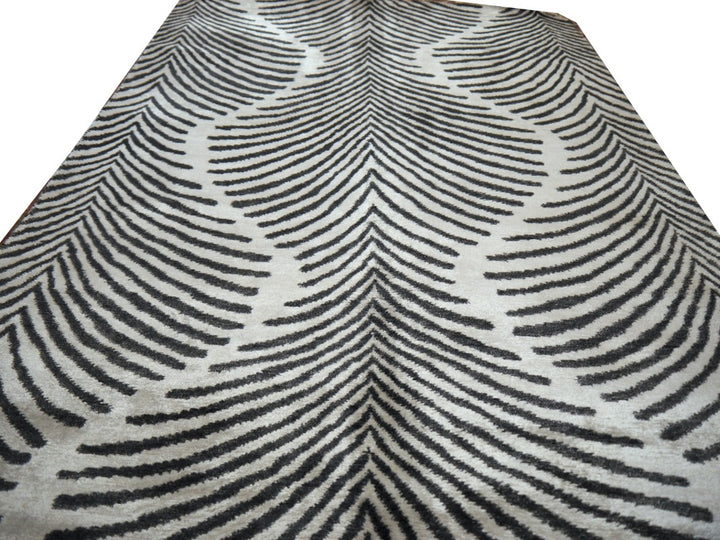 Hand-knotted zebra pattern in bamboo silk, 9 mm pile on a cotton foundation | 15756