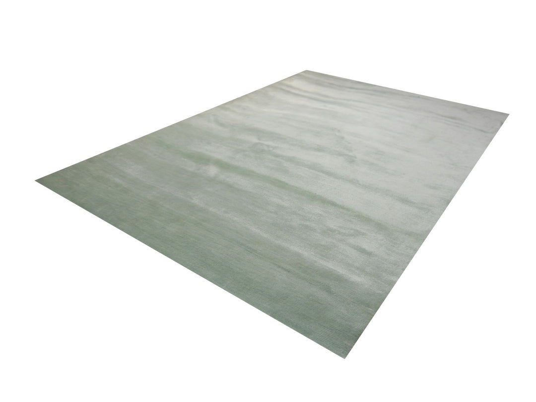 Tapis en soie de bambou vert clair 'Ice Water' – Tapis de luxe uni fait main et sur mesure (customized rug) pour intérieur moderne.