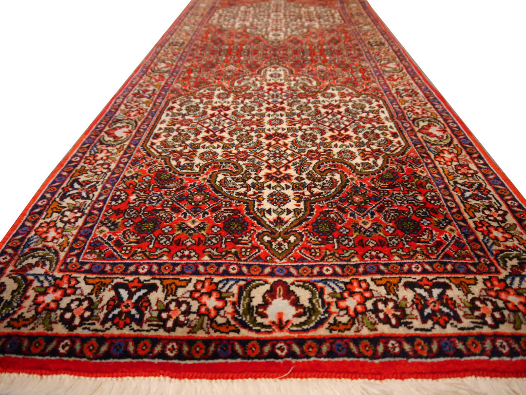 Schrägdetail des Bidjar Tekab Läufers: gezacktes Elfenbein-Medaillon mit Olivkontur, Mahi-Muster und florale Elfenbein-Hauptbordüre