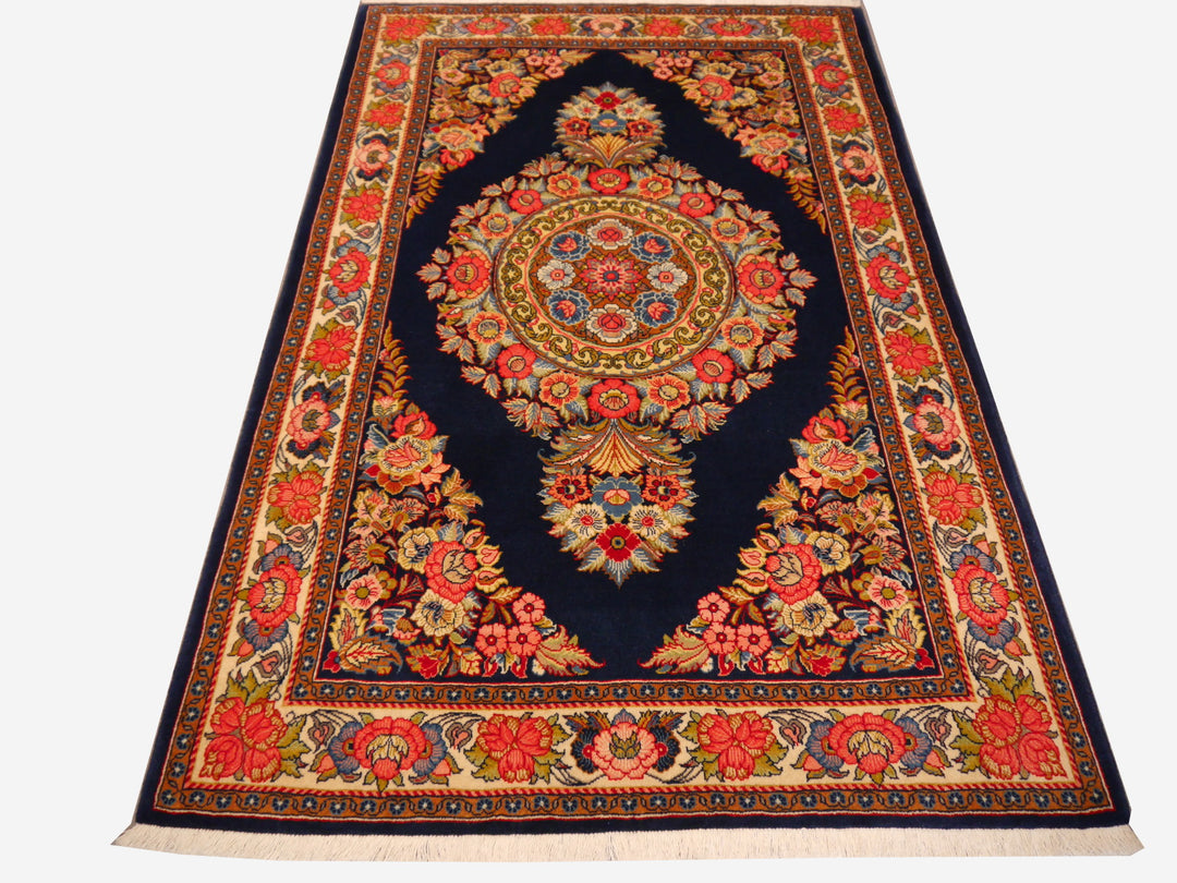 Sarouk Persian rug 140 x 220 cm, navy and rose medallion, 12254 – view 3