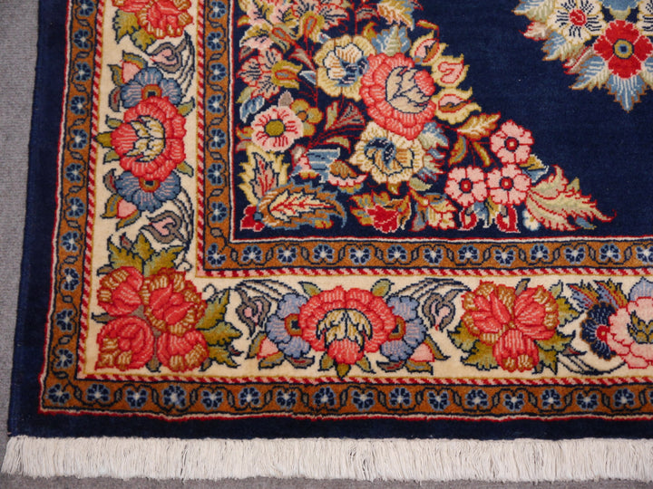 Sarouk Persian rug 140 x 220 cm, navy and rose medallion, 12254 – view 6