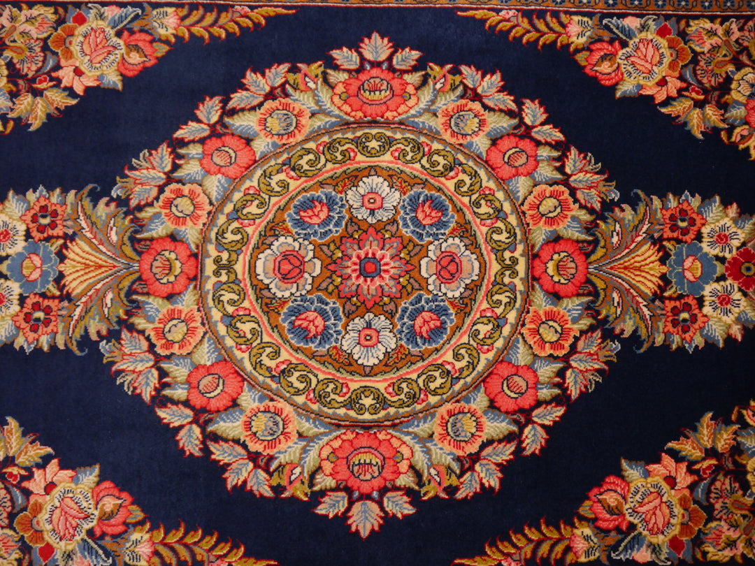 Sarouk Persian rug 140 x 220 cm, navy and rose medallion, 12254 – view 4