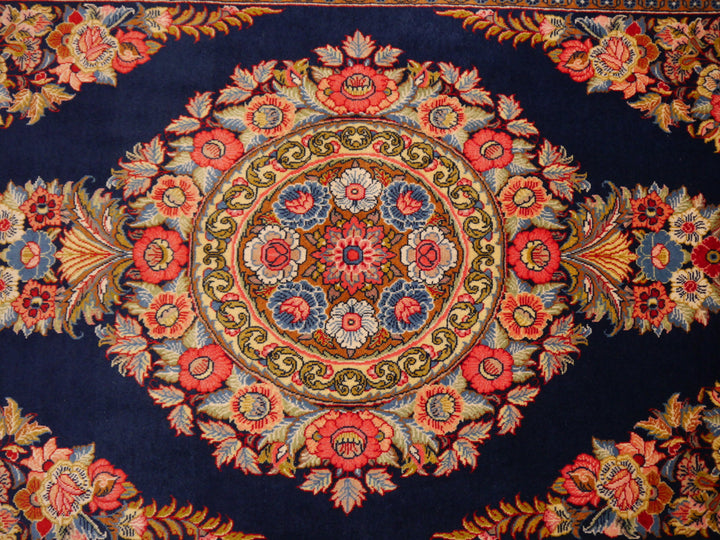 Sarouk Persian rug 140 x 220 cm, navy and rose medallion, 12254 – view 4